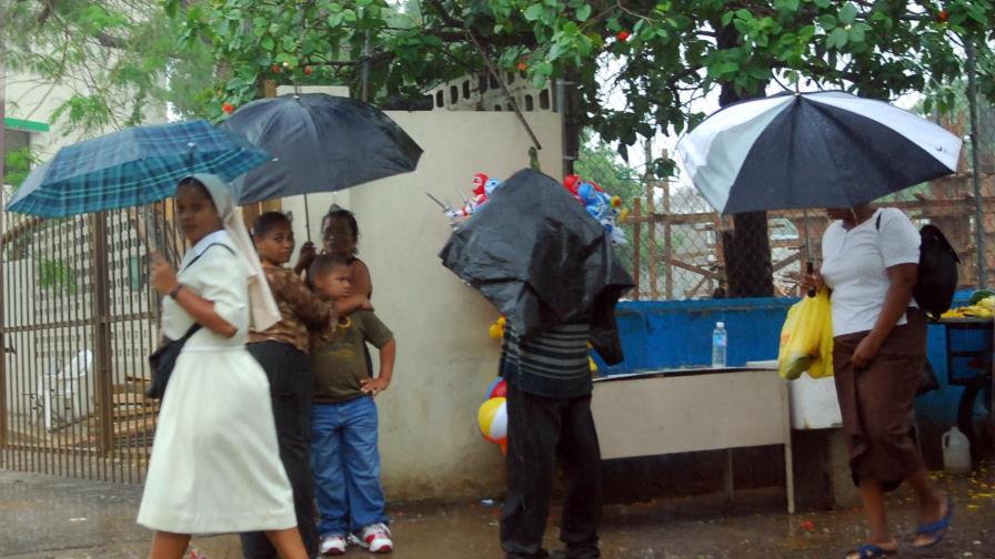 La Onamet informa que la onda tropical tocará hoy la costa sur del país