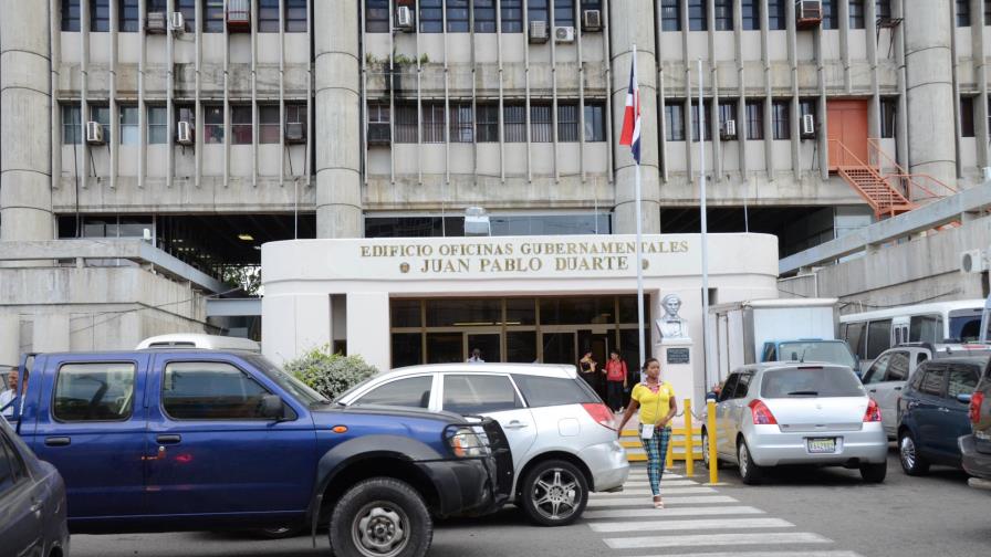 Peralta congela la nómina del Gobierno Central al 31 de mayo
