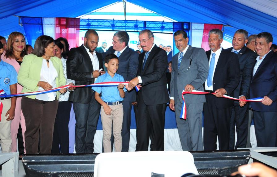 Presidente Medina inaugura escuela y estancia infantil en Santo Domingo Oeste