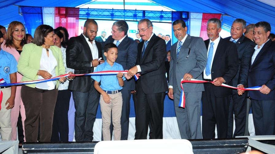 Presidente Medina inaugura escuela y estancia infantil en Santo Domingo Oeste Presidente Medina inaugura escuela y estancia infantil en Santo Domingo Oeste