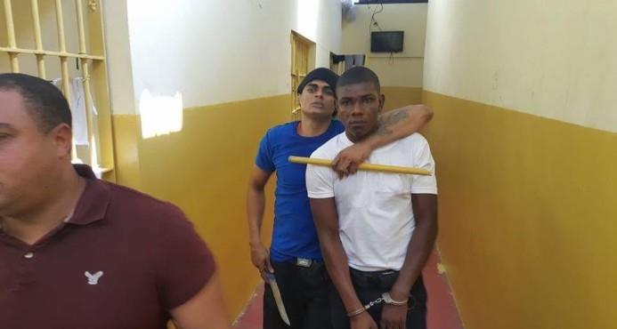 VIDEO: Momento en que recluso mantenía secuestrado a un agente en Rafey Hombres