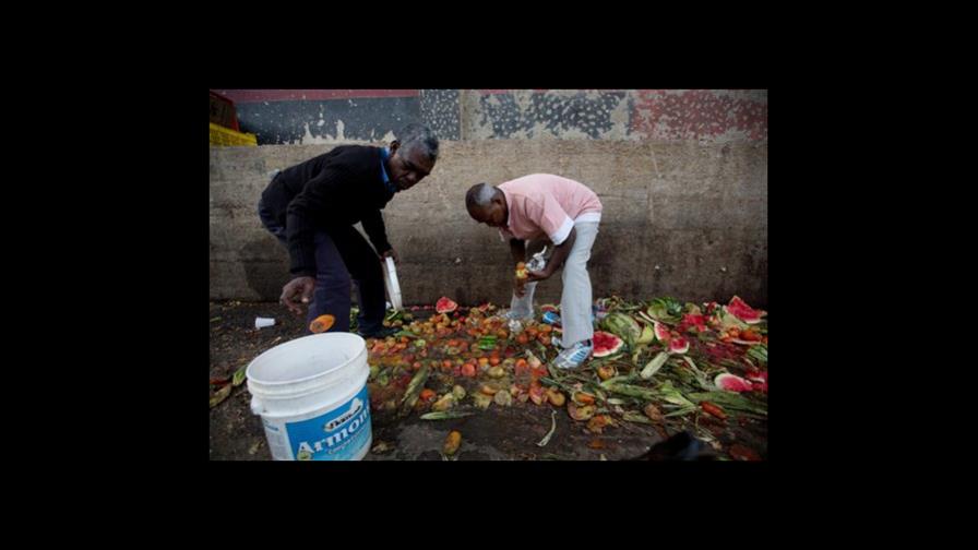 Crisis obliga a venezolanos a buscar comida en basureros 