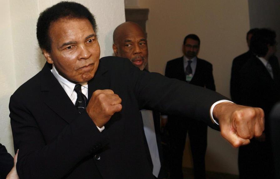 Larga fila en Louisville para obtener entradas al funeral de Mohamed Ali