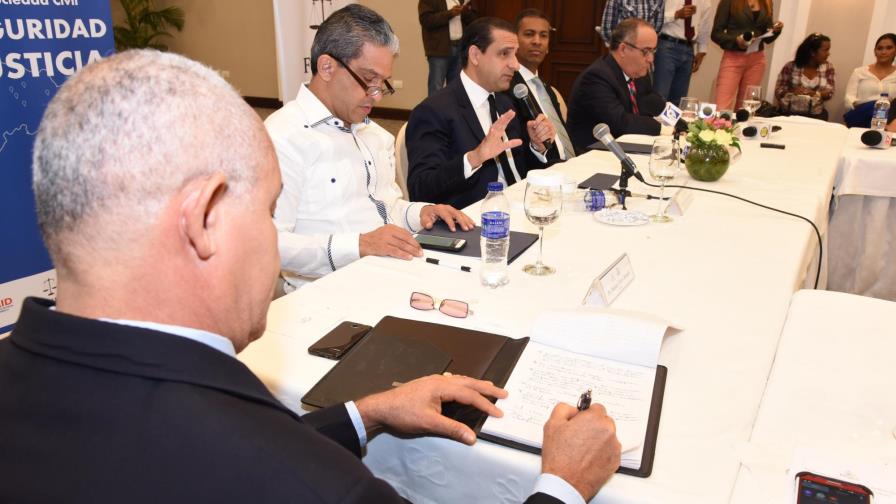 El Código Penal contempla mayor condena para funcionarios
CP contempla mayor condena a autoridades El Código Penal contempla mayor condena para funcionarios
CP contempla mayor condena a autoridades