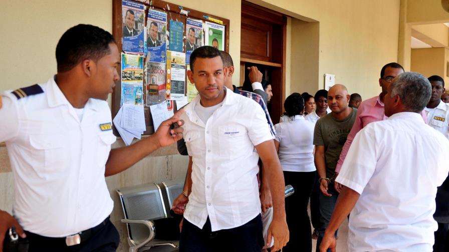 Descargan empleados Aduanas acusados robar más de 100 mil dólares a una pasajera Descargan empleados Aduanas acusados robar más de 100 mil dólares a una pasajera