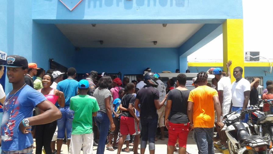 Multitud trata de linchar a supuesto ladrón de motocicletas en Boca Chica Multitud trata de linchar a supuesto ladrón de motocicletas en Boca Chica