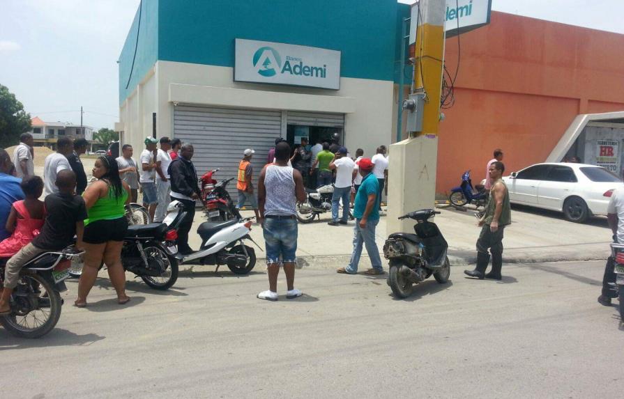 Asaltan sucursal del Banco Ademi en La Vega; hieren vigilante