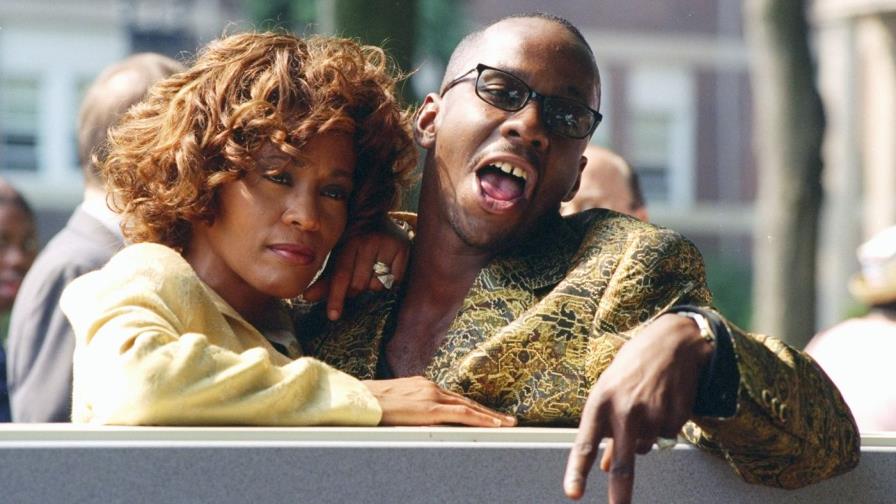 Exesposo de Whitney Houston dice que la cantante era bisexual, drogadicta y le era  infiel