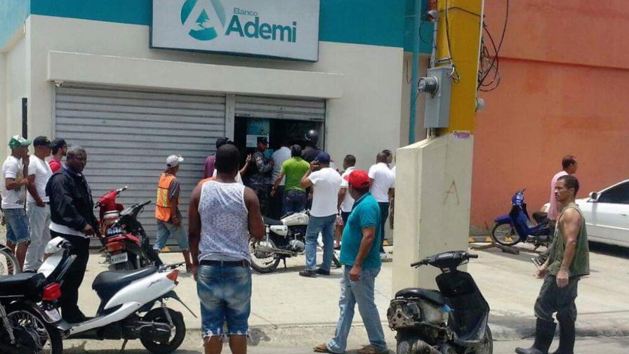 La Policía investiga robo en sucursal bancaria de La Vega