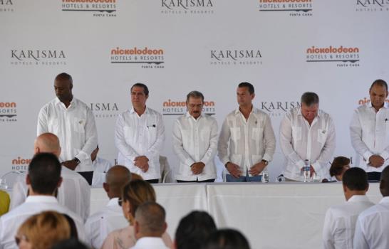 El presidente Medina inaugura construcción del primer hotel Nickelodeon en el país
