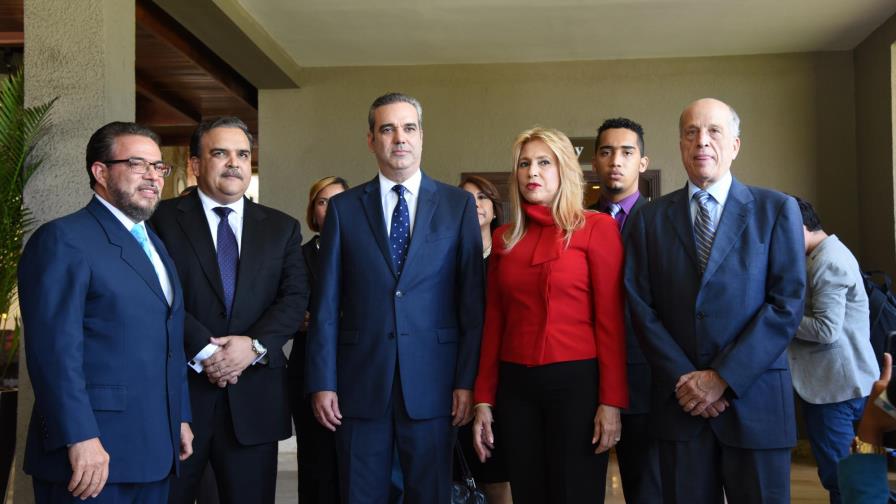 Opositores entregan denuncias a la OEA