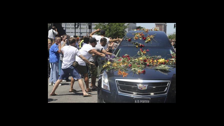 Multitud despide a Ali, sepultado en su ciudad natal 