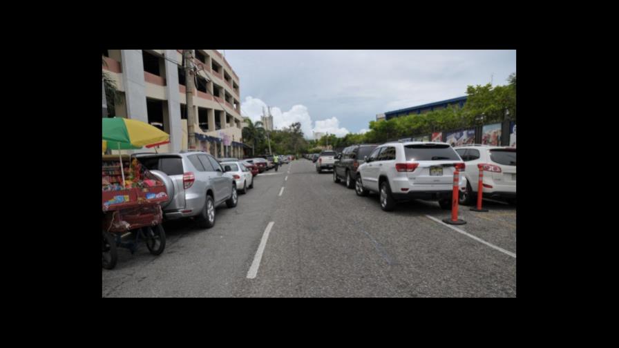 Continúa acoso de parqueadores a quienes se rehúsan a pagarles por estacionarse en las calles Continúa acoso de parqueadores a quienes se rehúsan a pagarles por estacionarse en las calles