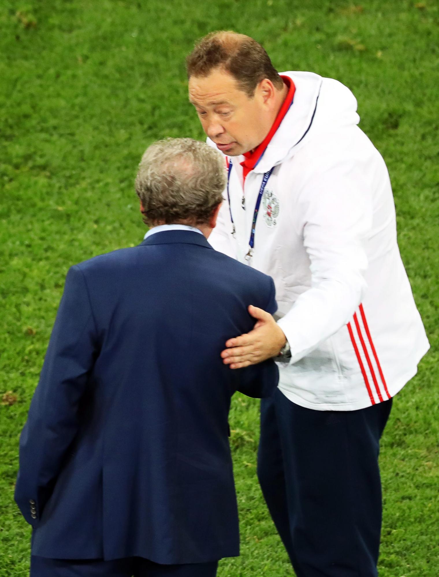 Leonid Slutski (derecha), seleccionador del equipo de Rusia, elogió el juego de su equipo.