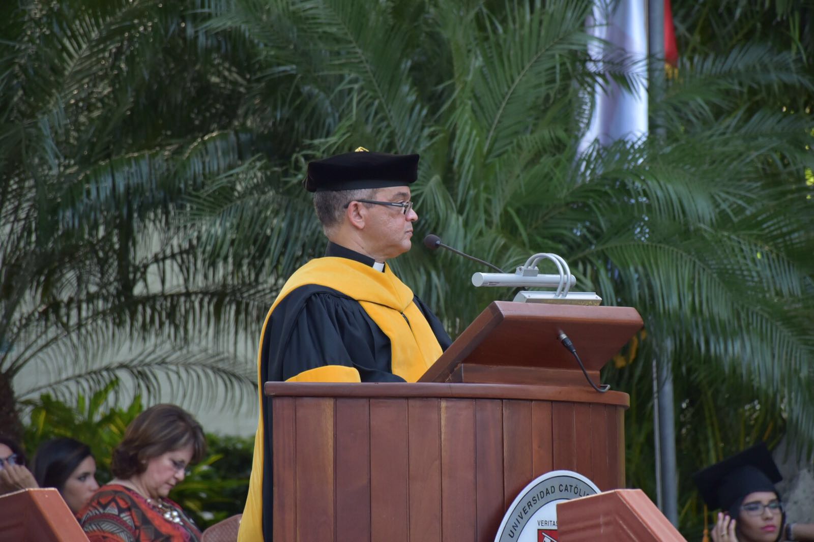 El rector Alfredo de la Cruz