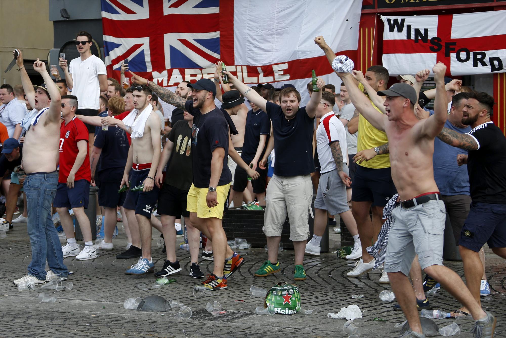 Aficionados ingleses se enfrentan a la policía en el Puerto Viejo de Marsella, en Francia, hoy 10 de junio de 2016. La Eurocopa 2016 se disputará del 10 de junio al 10 de julio en Francia. 