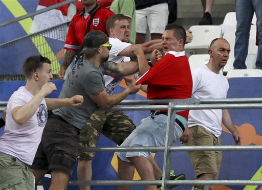 Aficionados de fútbol se pelean al final del partido entre Inglaterra y Rusia por la Eurocopa en Marsella, Francia, el sábado 11 de junio de 2016. 