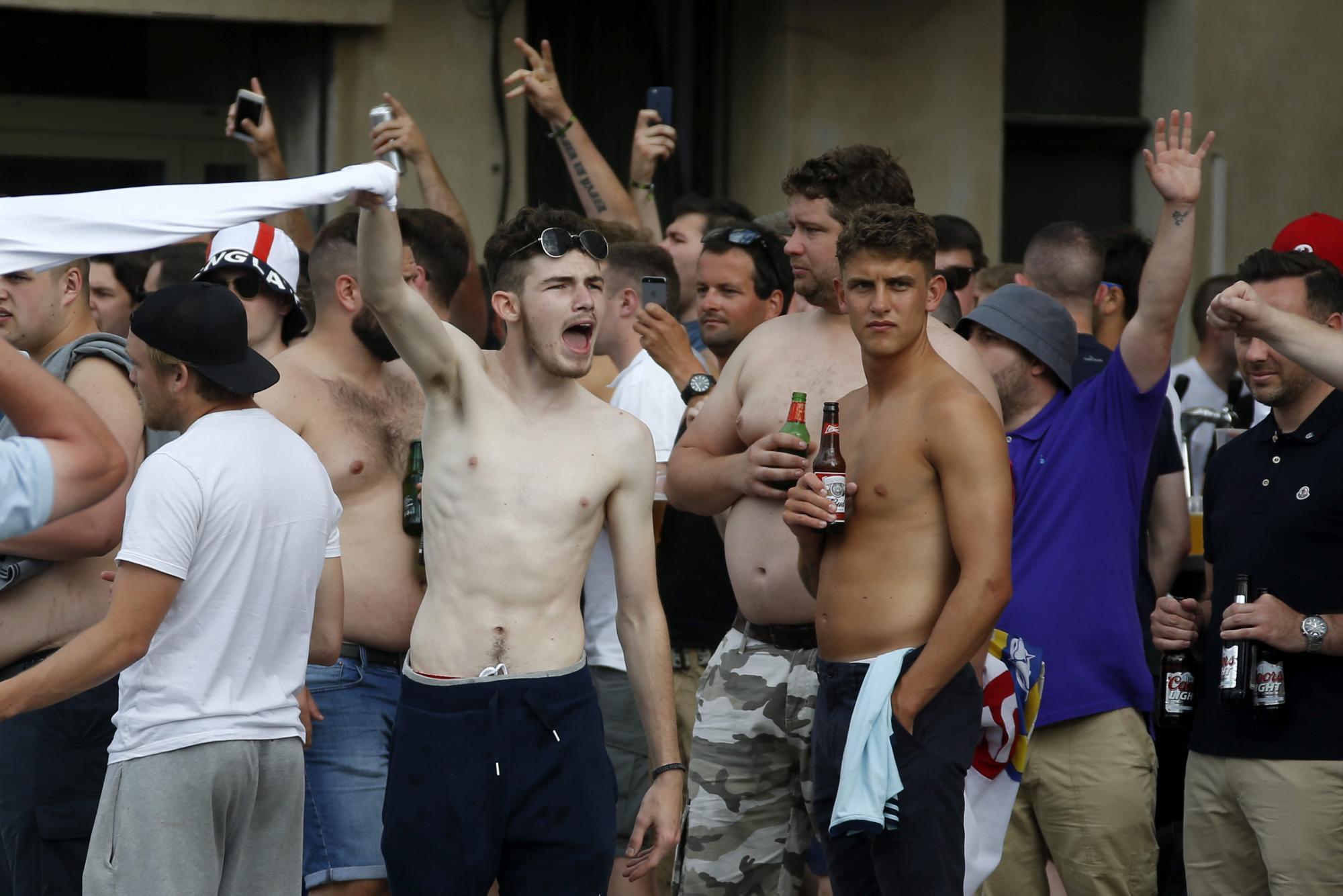 Aficionados ingleses se enfrentan a la policía en el Puerto Viejo de Marsella, en Francia, hoy 10 de junio de 2016. La Eurocopa 2016 se disputará del 10 de junio al 10 de julio en Francia. 