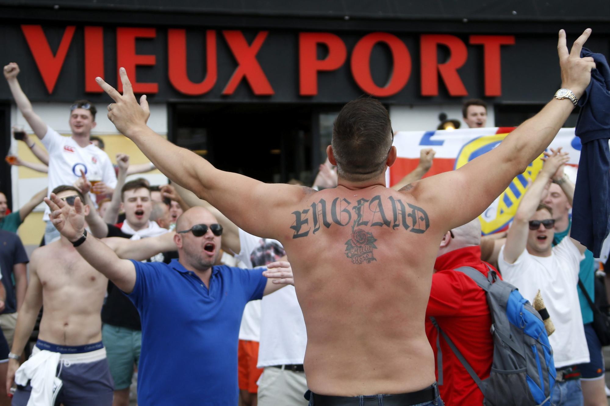 Aficionados ingleses se enfrentan a la policía en el Puerto Viejo de Marsella, en Francia, hoy 10 de junio de 2016. La Eurocopa 2016 se disputará del 10 de junio al 10 de julio en Francia.