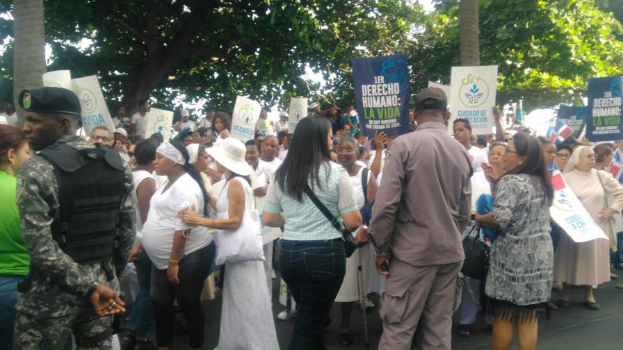 Manifestantes de diferentes iglesias protestan en contra de que la OEA coloque en agenda tema del aborto 