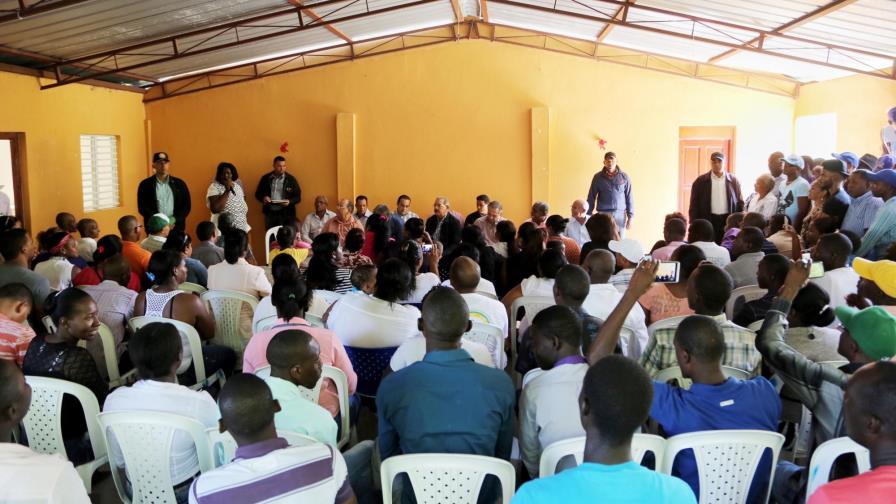 Presidente Medina realizó visita a comunidad El Palmar en Neiba