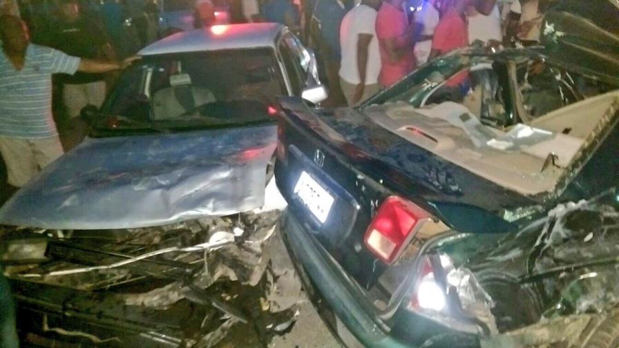 Dos personas mueren en triple choque en Villa Mella