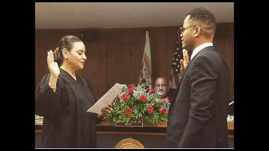 Dominicano se juramenta como el alcalde más joven en ciudad de Arizona 