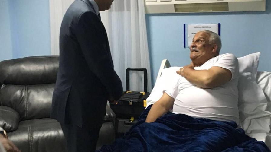 Dan de alta al ministro de Deportes y periodista Manuel Díaz tras accidente aéreo