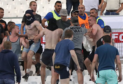 Guardas de seguridad hablan con aficionados rusos tras enfrentamientos en las gradas del estadio Velodrome de Marsella durante un partido del Grupo B de la Eurocopa de Francia entre Inglaterra y Rusia, el 11 de junio de 2016. 