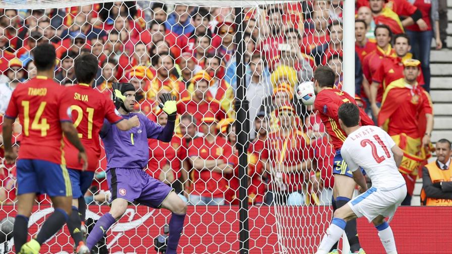 La cabeza de Piqué salva a España en su debut en la Euro 