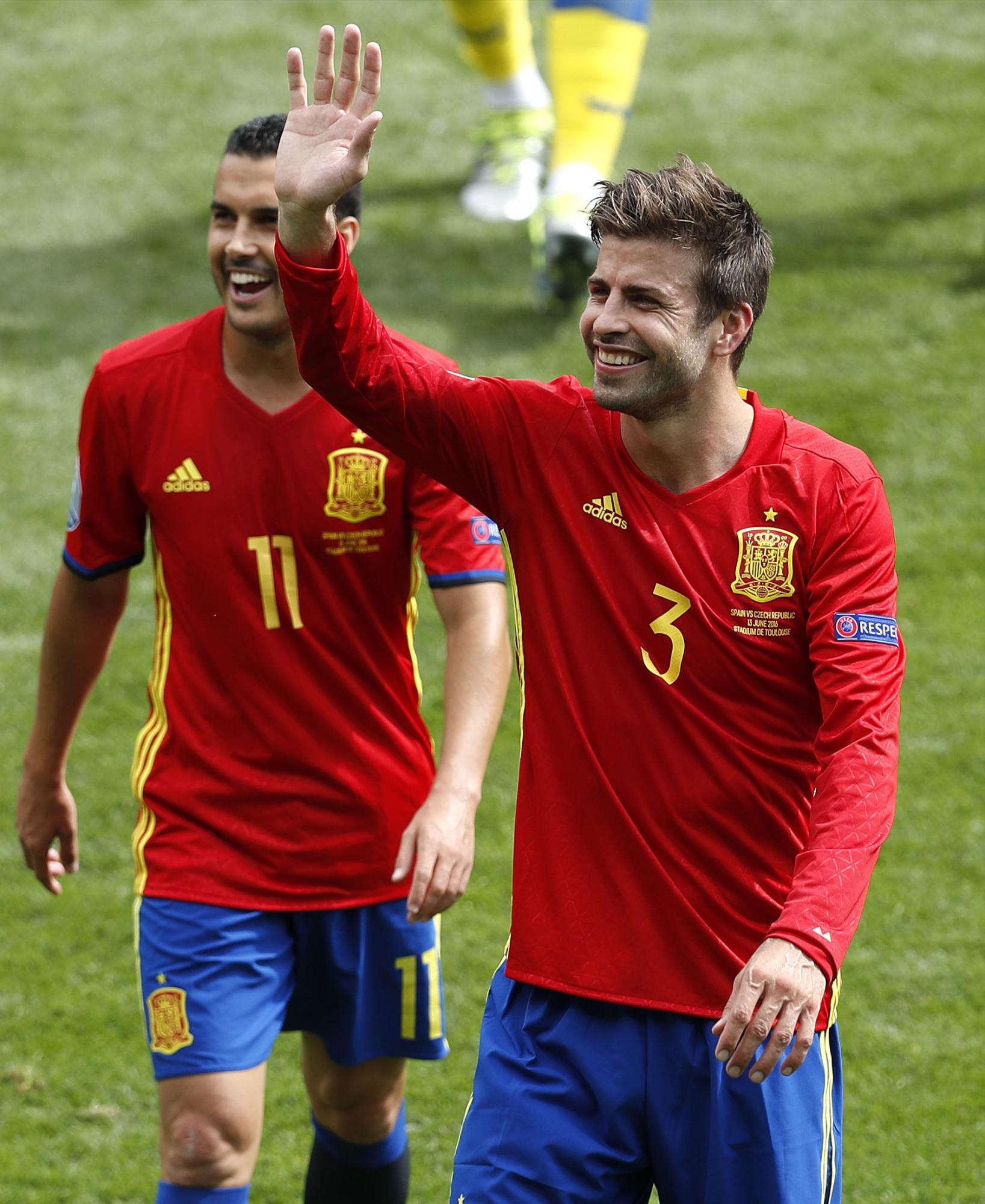 Gerard Piqué, (der), saluda a la afición luego del final del partido ganado por España en la Eurocopa 2016.
