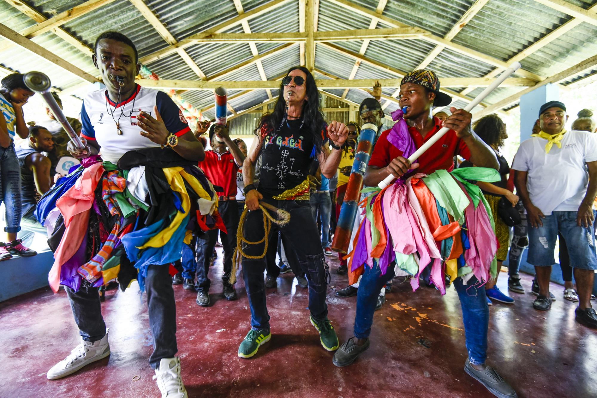 La celebración de San Antonio Negro acerca a los jóvenes a las tradiciones dominicanas