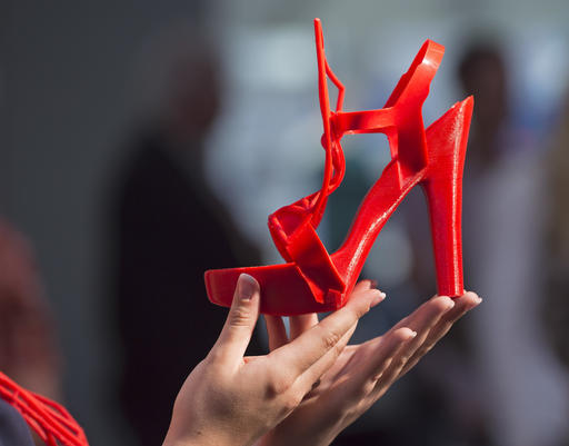 Una mujer presenta el zapato impresa 3D ‘Liberté’ desgigned por Danit Peleg, de Israel, durante las ferias internacionales FABCON 3.dy Rapid.Tech en Messe Erfurt en Erfurt, Alemania.