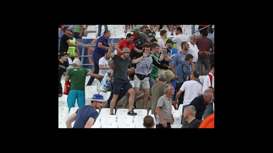 UEFA amenaza a Rusia con expulsarla de la Eurocopa UEFA amenaza a Rusia con expulsarla de la Eurocopa