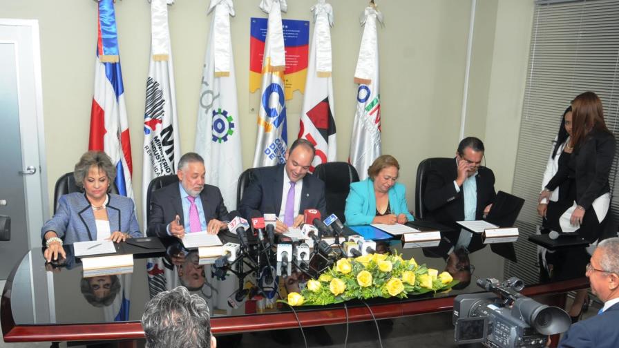 Industrias locales y zonas francas firman acuerdo 