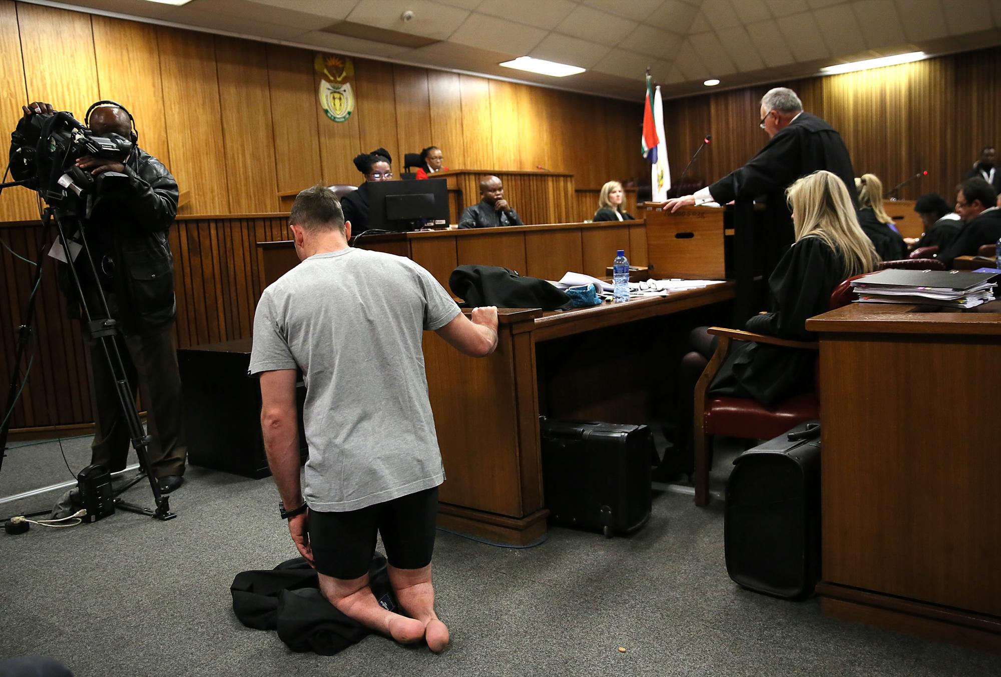 Oscar Pistorius camina sobre sus muñones durante la audiencia de hoy, 15 de junio de 2016.