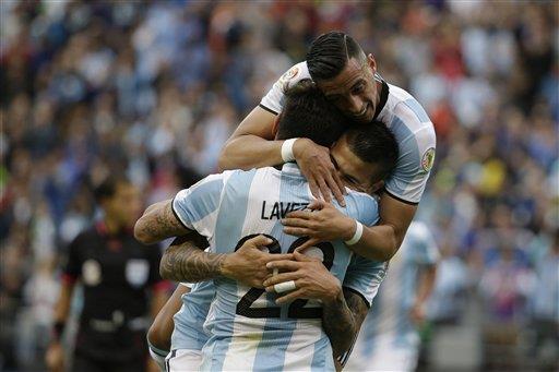 Argentina golea 3-0 a Bolivia y gana su grupo 