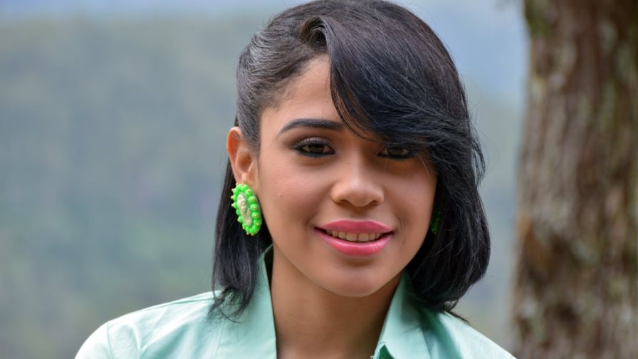 A punto de saltar a la televisión, Steffany Constanza culmina vídeo de nuevo tema 