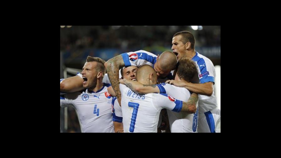 Eslovaquia se prende al vencer 2-1 a Rusia