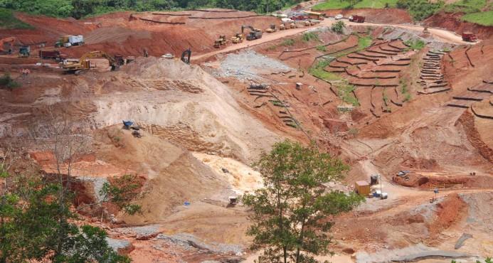 Gobierno y Barrick Gold firman acuerdo para remediar pasivos ambientales en Cotuí