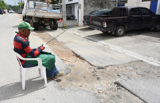 En el Claret instalan tuberías, pero no han vuelto a asfaltar la calle