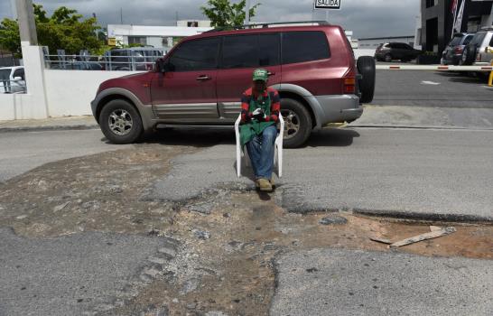 En el Claret instalan tuberías, pero no han vuelto a asfaltar la calle