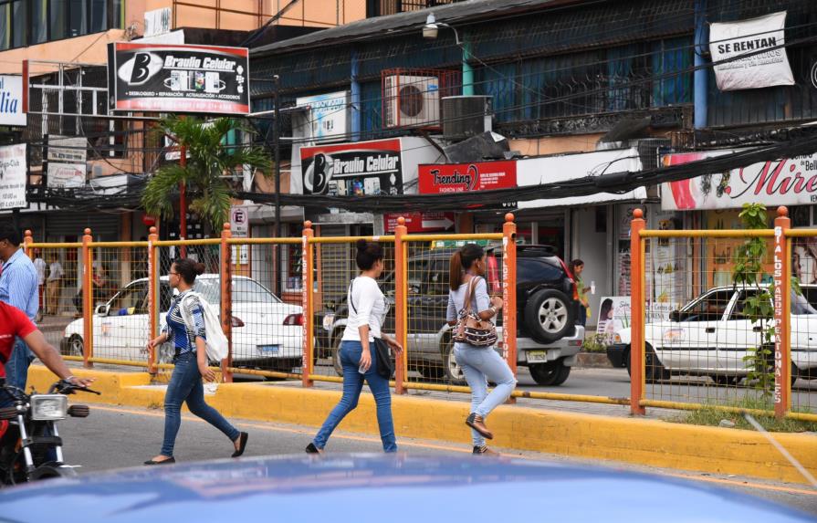 Cortan, otra vez, verjas de protección peatonal en puente de Santiago 