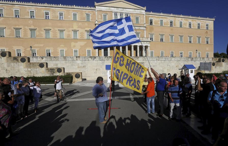 Miles de personas piden en Atenas la dimisión del Gobierno de Tsipras