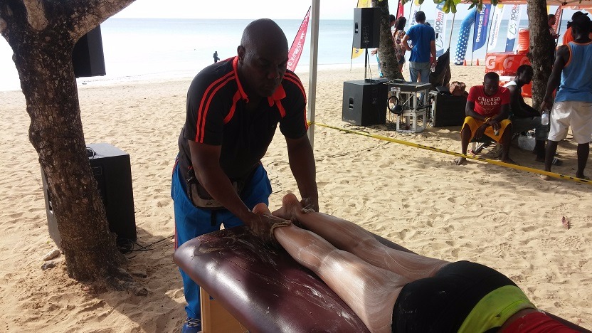 Jesús Silverio se traslada a diferentes escenario para la realización de su trabajo. En esta ocasión atiende a una atleta de voleibol de playa.