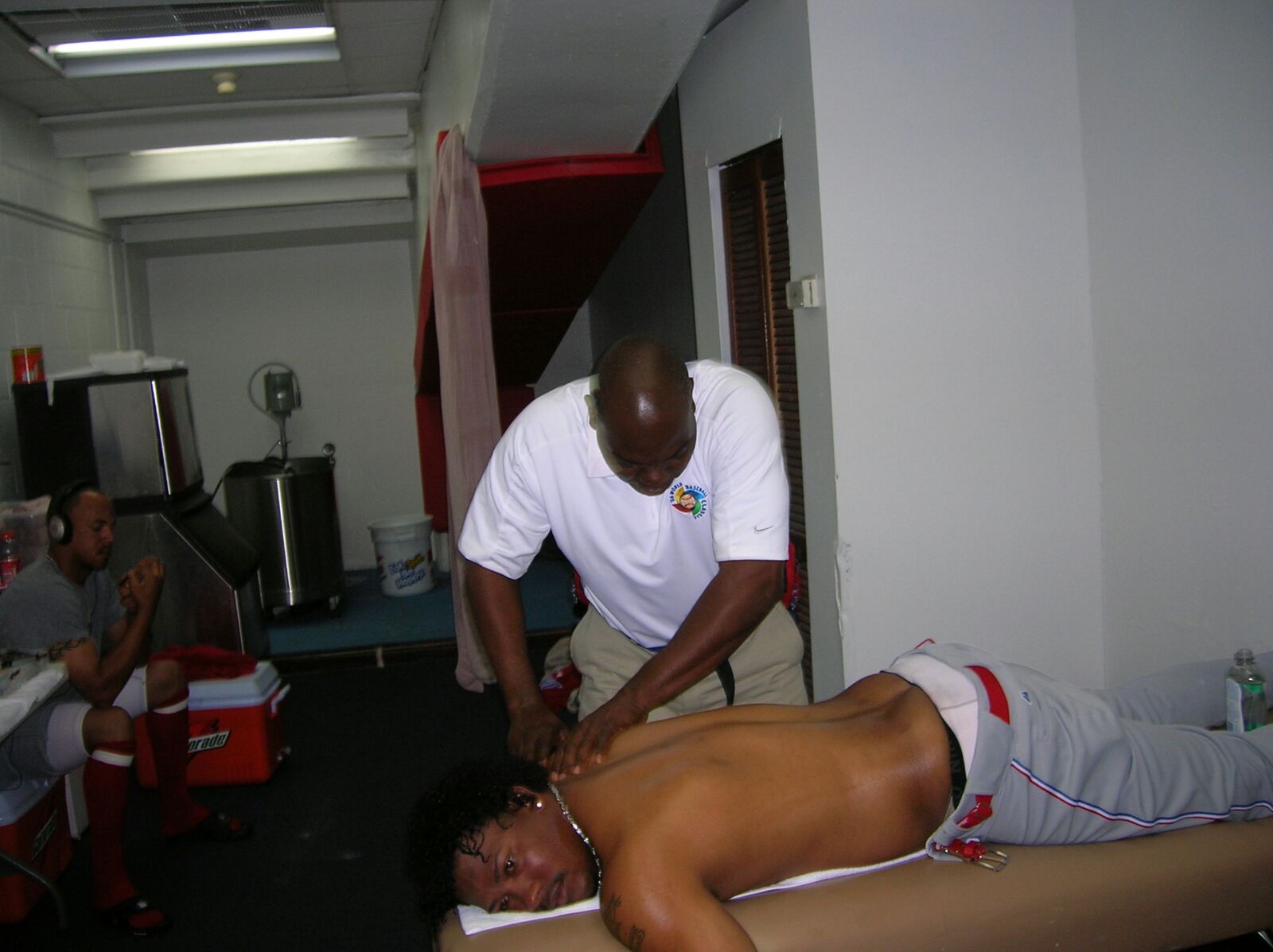 El lanzador Jorge Sosa es atendido por el masajista Jesús Silverio (Peña).