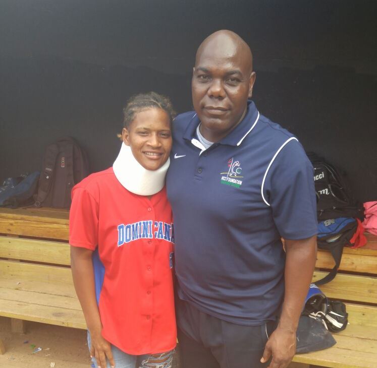 Jesús Silverio junto a Fernanda Cuevas, a quien salvó la vida en el Estadio Quisqueya-Juan Marichal.