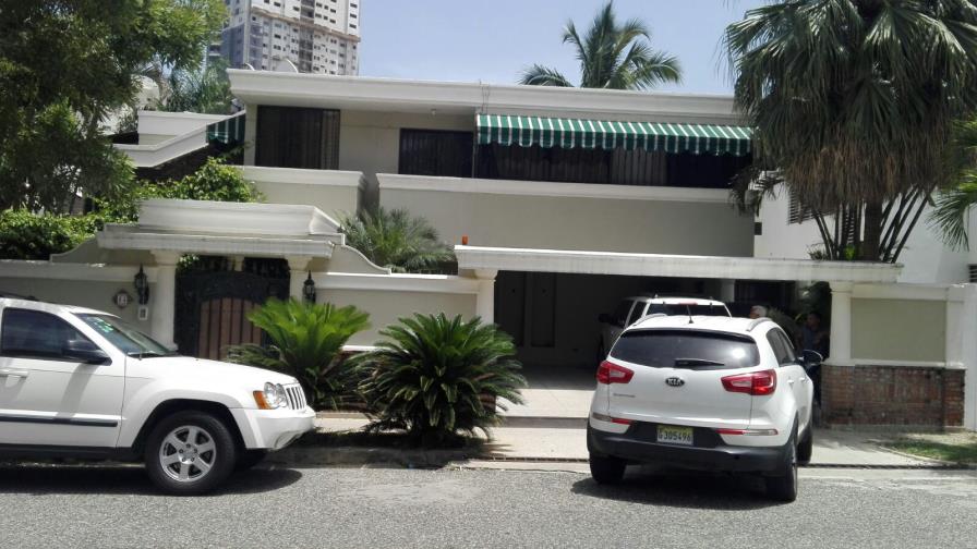 Hombres a bordo de “taxi” asaltan vivienda en Los Cacicazgos