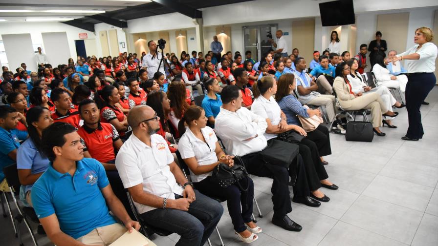 Entrenan estudiantes para empleos de Zonas Francas Entrenan estudiantes para empleos de Zonas Francas