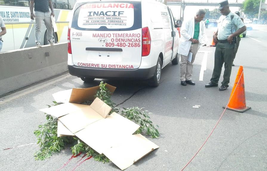 Joven muere arrollado por un vehículo pesado en autopista Duarte